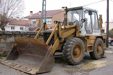 Máquina provista de una pala activada por sistemas hidráulicos