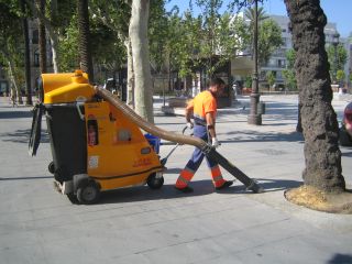 Operario de limpieza manejando una aspiradora.