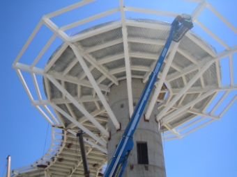Grua colocando una estructura metlica.