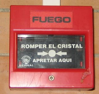 Imagen de un pulsador de aviso de incendio.