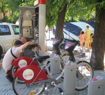 Operarios del servicio de alquiler de bicicletas municipal realizando tareas de mantenimiento