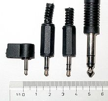 De izquierda a derecha jacks: mono de 2,5 mm; mono y estéreo de 3,5 mm; estéreo de 6,3 mm