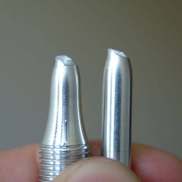 Zona de estricción en una probeta cilíndrica Zona de estricción en una probeta cilíndrica