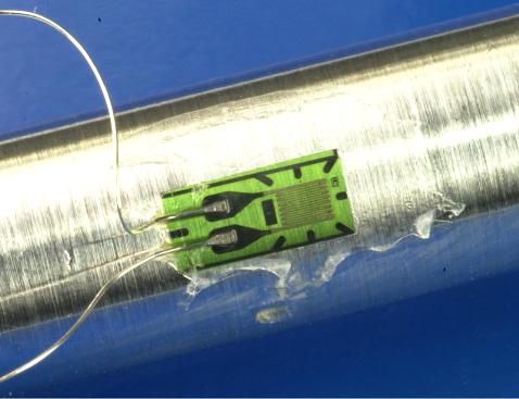 Galga extensiométrica unida a una pieza