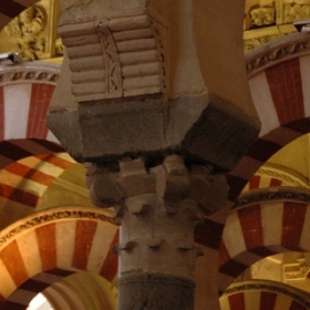 Capitel, cimacio y modillón Capitel, cimacio y modillón