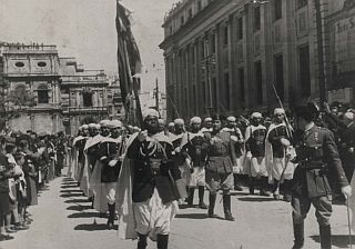 Desfile de la guardia mora por Sevilla Desfile de la guardia mora por Sevilla