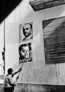 Republicanos eliminando carteles franquistas