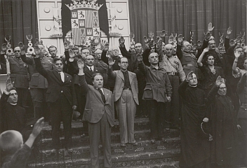 Eclesiásticos realizando el saludo fascista junto a militares y civiles Eclesiásticos realizando el saludo fascista junto a militares y civiles